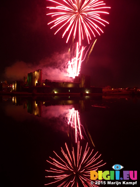 FZ024274 Fireworks over Caerphilly Castle